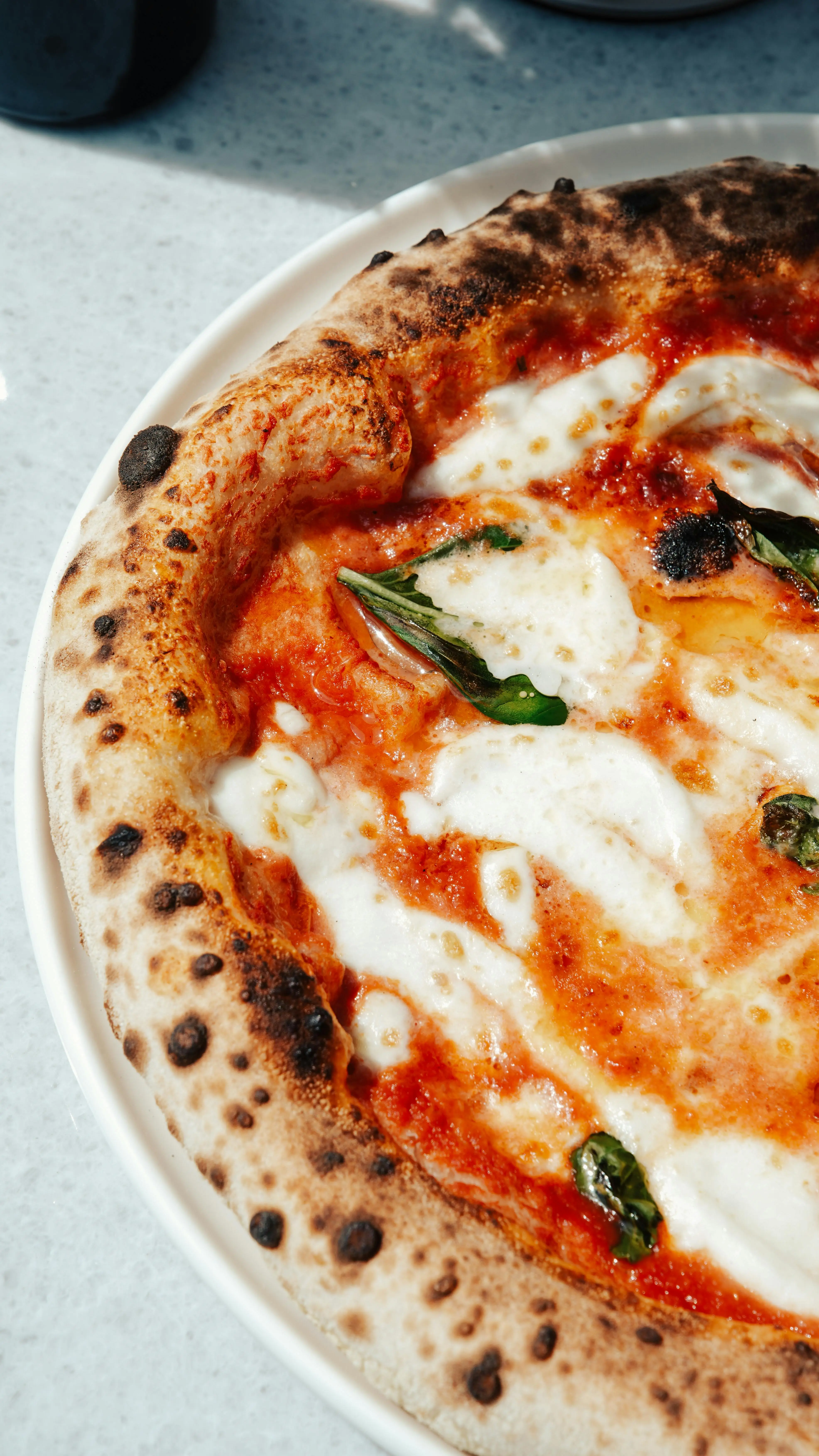 Dettaglio del menu di Litoranea 214 con pizza artigianale e ingredienti freschi